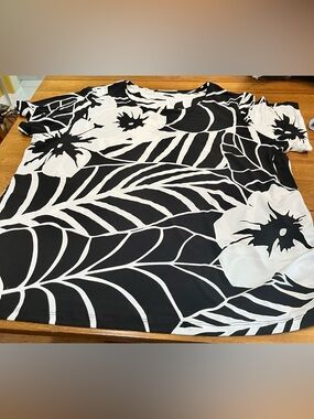 Allison Daley Black and White Floral Leaf Blouse. New w/o Tags